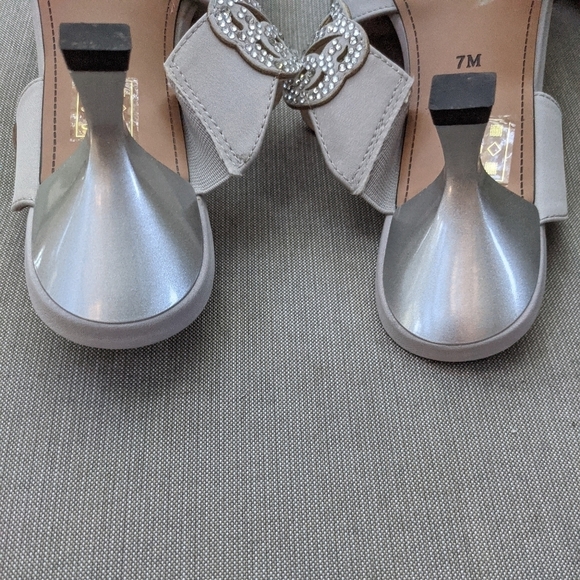 J. Renee Francie Silver Low Heel Sandals 7 New - Picture 4 of 5